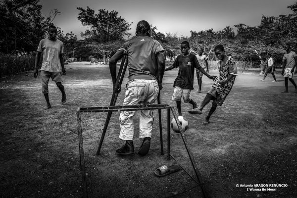 El fútbol no es un privilegio, es un derecho. Según la Convención sobre los Derechos del Niño, el fútbol es un lenguaje universal para millones de personas en todo el mundo, independientemente de su nacionalidad, idioma o religión. En Togo, hay un pequeño centro para niños con discapacidad severa física e intelectual. Un precioso enclave que intenta proporcionar a estos pequeños la atención especializada que necesitan para mejorar su calidad de vida. En África, los niños con discapacidad (especialmente las niñas) corren un alto riesgo de sufrir abusos físicos, emocionales y sexuales, así como de ser abandonados por sus familias. La gente cree que las discapacidades se deben a un castigo divino. Estos menores (conocidos como "serpientes", ya que yacen en el suelo) son considerados "demonios" y se les ahoga en el río en rituales "para que la serpiente se vaya".  Mientras tanto, para estos niños del Centro Don Orione todo es fútbol que trae paz para sus almas y libertad para sus mentes... Es más que un deporte. Todos quieren ser Messi y sueñan con convertirse en la nueva estrella del "deporte rey" en busca de su próximo gol...