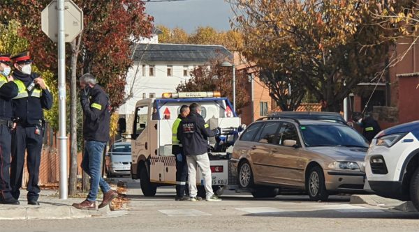 La grua s'endu un vehicle relacionat amb la investigació policial