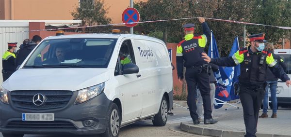 Un vehicle de la funerària Truyols trasllada el cos de la víctima