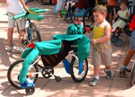 La bicicleta guarnida i les festes de barri omplen de diversió els carrers