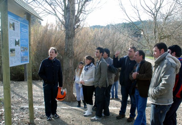 Els alumnes de la Casa d’Oficis il·lustren amb pannells didàctics els itineraris del Parc de la Riera