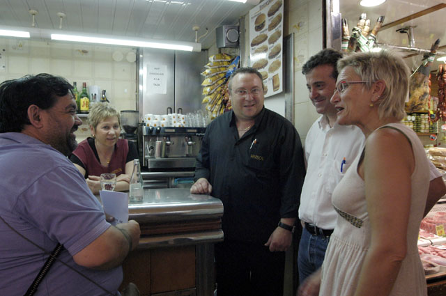 Imma Mayol dóna suport a Antoni Morral al mercat de Les Fontetes