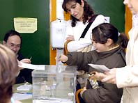 La participació electoral al migdia supera en dos punts la de 1999