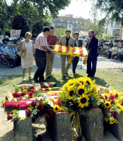 Un coctel molotov contra la seu del PP enrareix la celebració d'una Diada Nacional amb alta participació