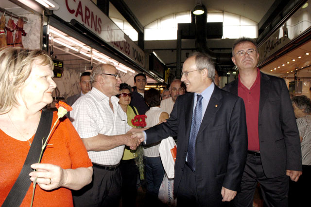 Montilla dóna suport la candidatura de Cárdenas amb més de 2 hores de visita als dos mercats municipals