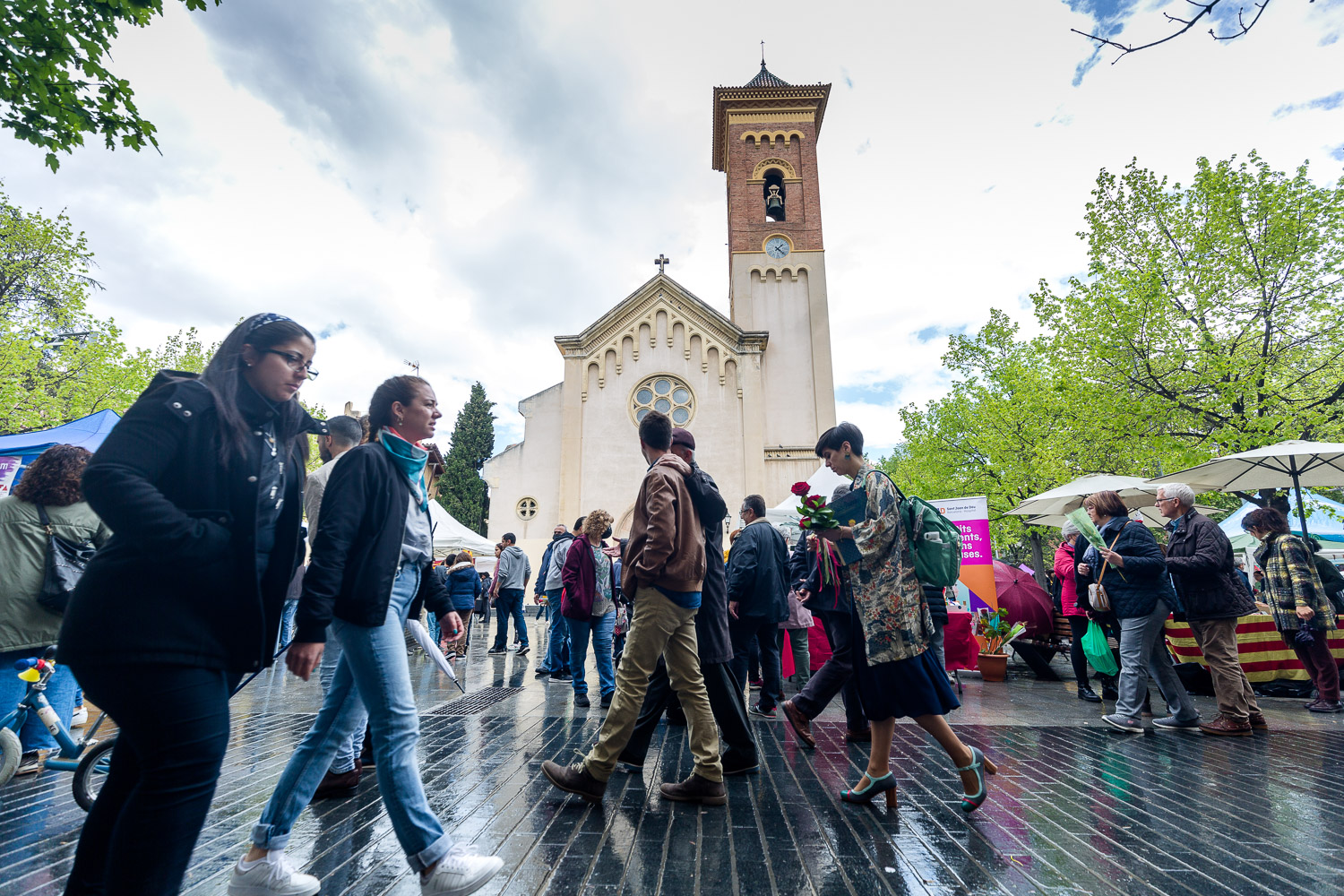 La gent recupera l'alegria de compartir Sant Jordi