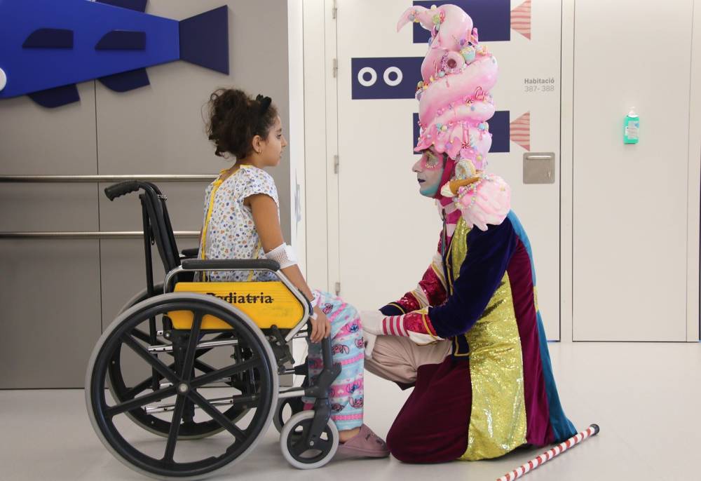 El Llaminer de Saabadell visita els pacients pediàtrics del Parc Taulí