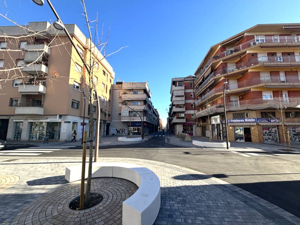 Reobert al trànsit el carrer Santa Marcel·lina després de les obres de reurbanització