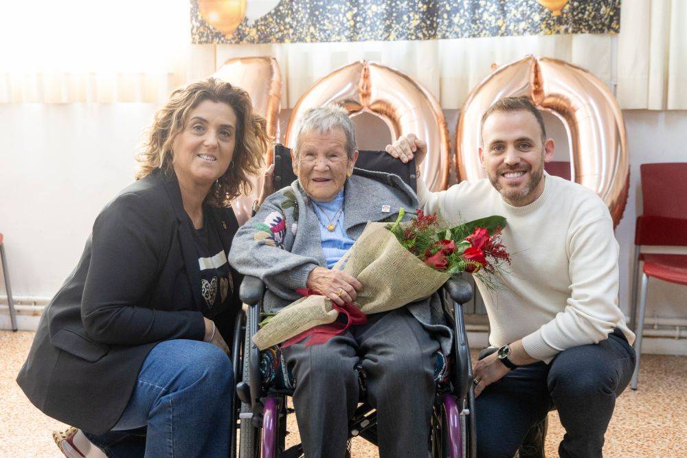 L'Ajuntament de Cerdanyola homenatja la centenària Dolores Pascual