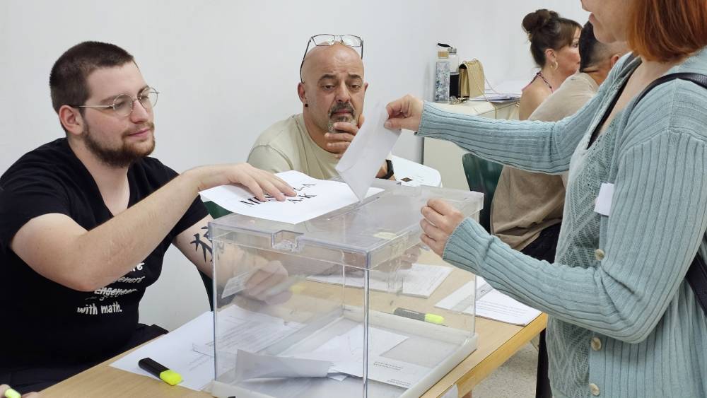 Els primers vots de les europees es dipositen a les urnes