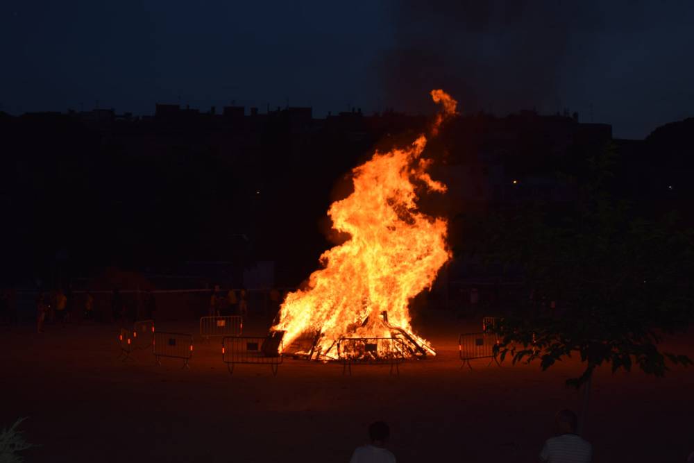 Del Canigó al parc Xarau, una flama i un foc: és temps de revetlla
