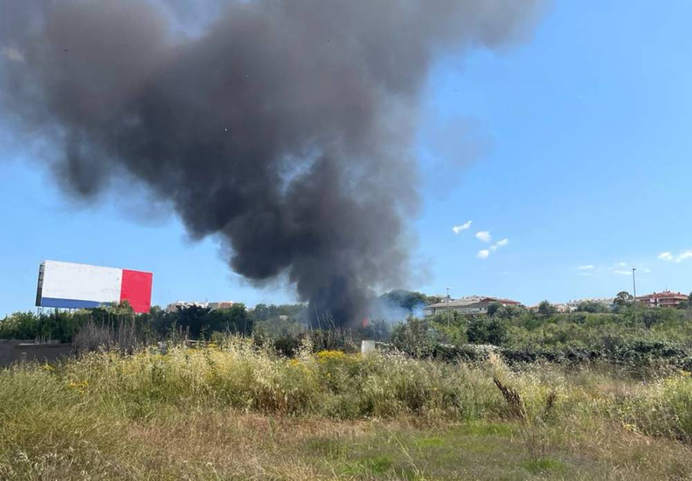 Una persona ferida en un incendi que crema una zona de barraques de Ripollet propera a la C58