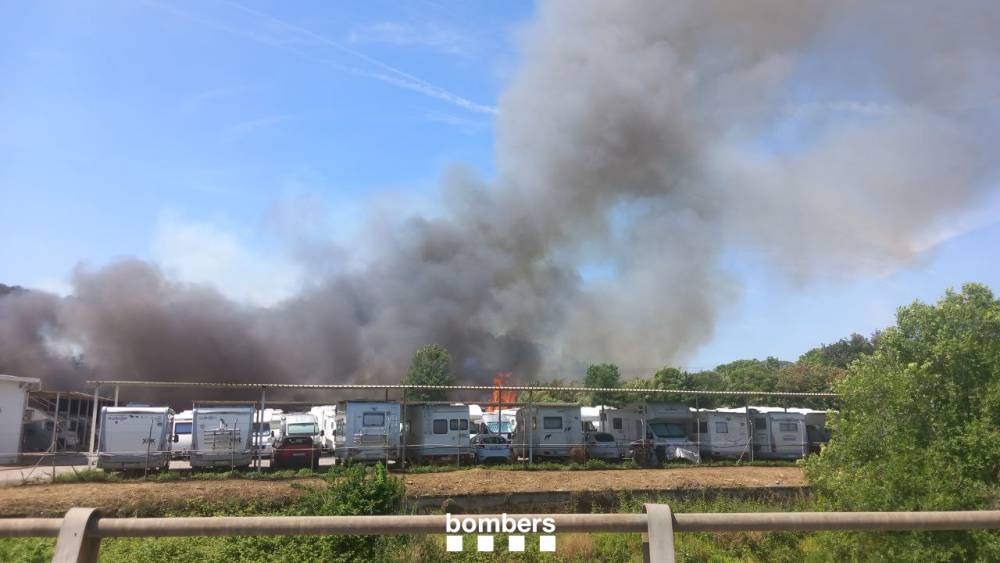 Incendi a l'espai de caravanes de la N-150, al terme de Montcada