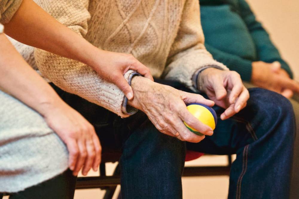 Identifiquen la manera més efectiva per comunicar-se amb persones amb Alzheimer