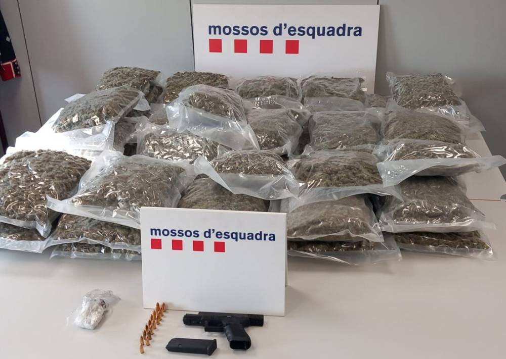 Un incendi acaba amb la detenció d'un home amb més de 50 kg de marihuana