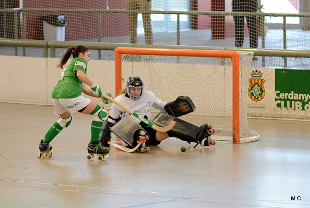 El Cerdanyola CH femení cau per 6 a 2 davant el Manlleu