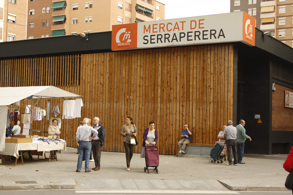 El Mercat de Serraperera celebra l'aniversari amb regals i un sorteig per a la clientela