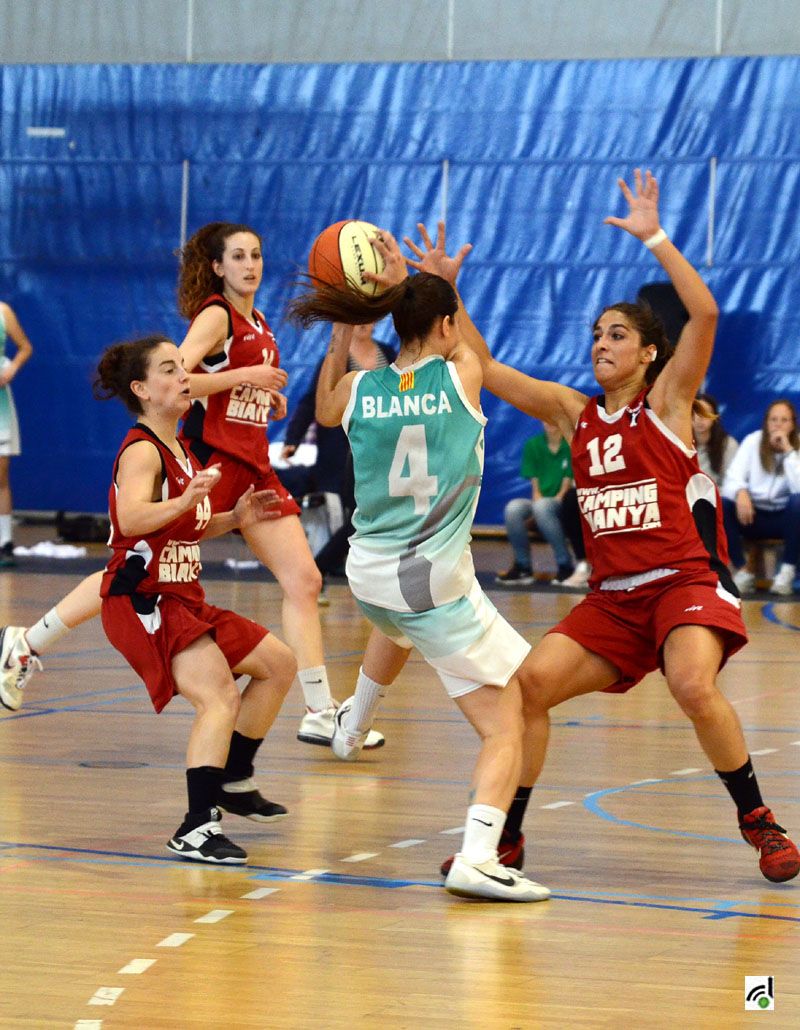 Cop d'autoritat del femení de bàsquet a la pista del Boet