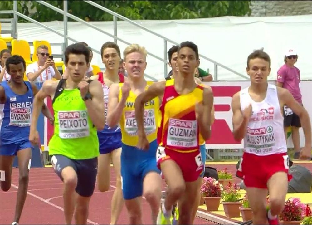 Eric Guzmán es penja la medalla de plata als 800 metres a l'Europeu sub 18