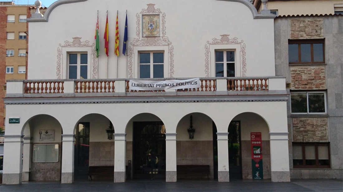 El PP exigeix la retirada de la pancarta sobre els presos de la balconada de l’Ajuntament