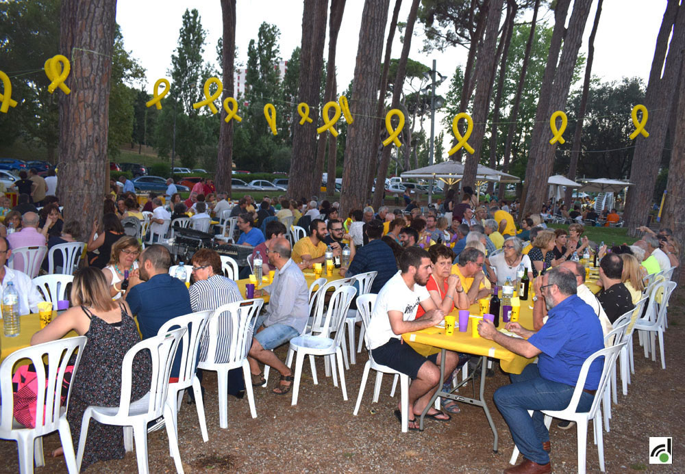 Primer Sopar Groc a Cerdanyola amb presència de familiars de Clara Ponsatí i Joaquim Forn