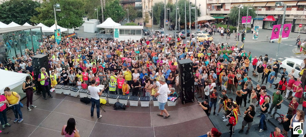 Centenars de persones reivindiquen el vot de l'1 d'Octubre