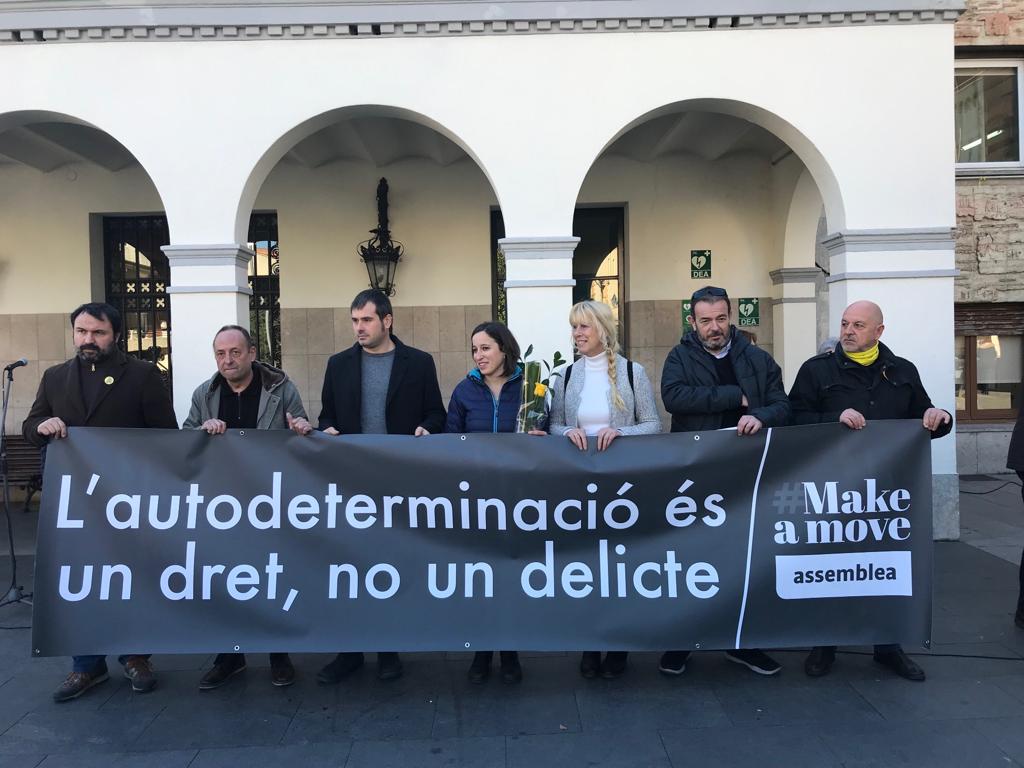 Manifestació davant l'Ajuntament per l'inici del judici al procés