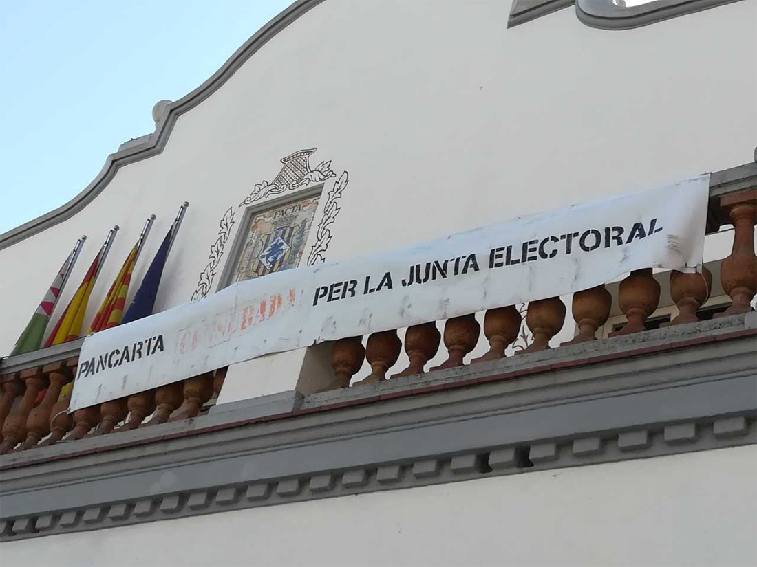 La Junta Electoral ordena retirar la pancarta de l'Ajuntament i col·loquen una denunciant censura