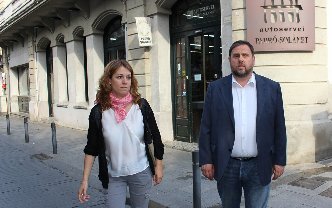 Llegint els contes de Junqueras als seus fills per mostrar-li suport