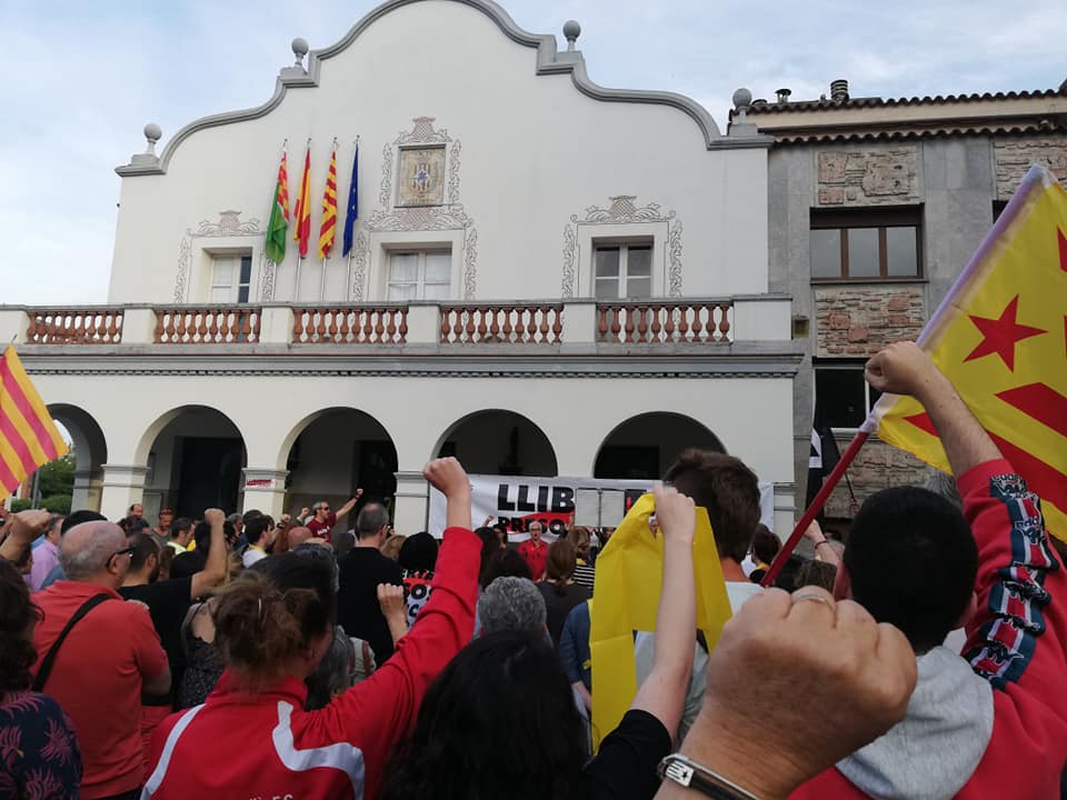 Protesta ciutadana per la retirada de la pancarta "llibertat presos polítics" del balcó consistorial