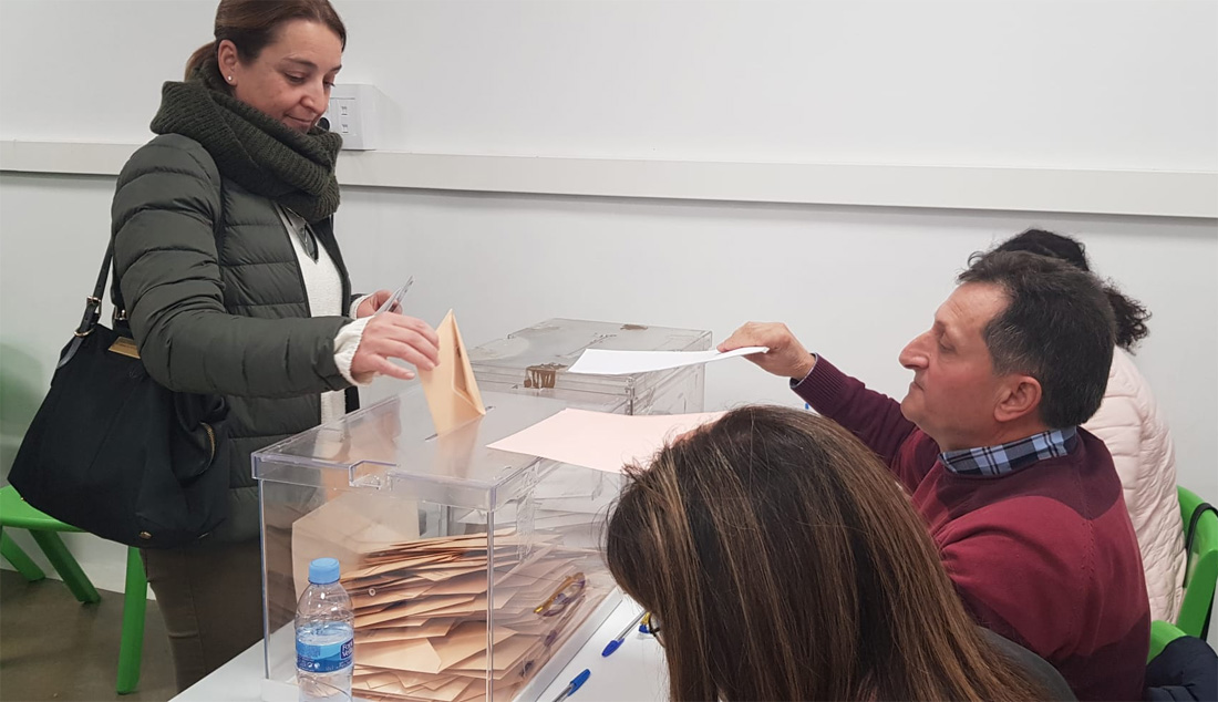 La participació a les 14 hores és del 42'75%, dos punts menys que a l'abril