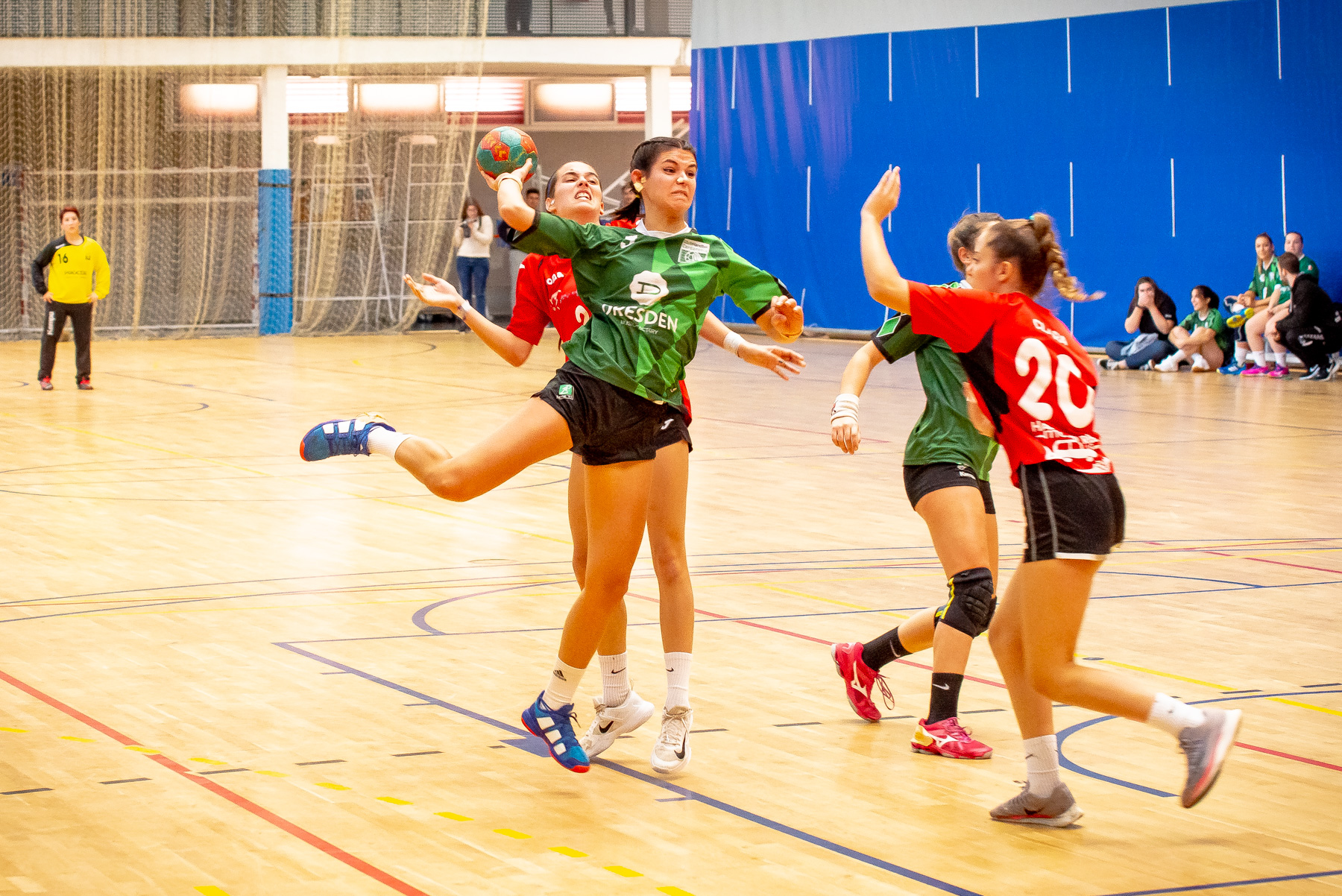 Victòria contundent i fàcil de l'handbol femení davant un rival directe