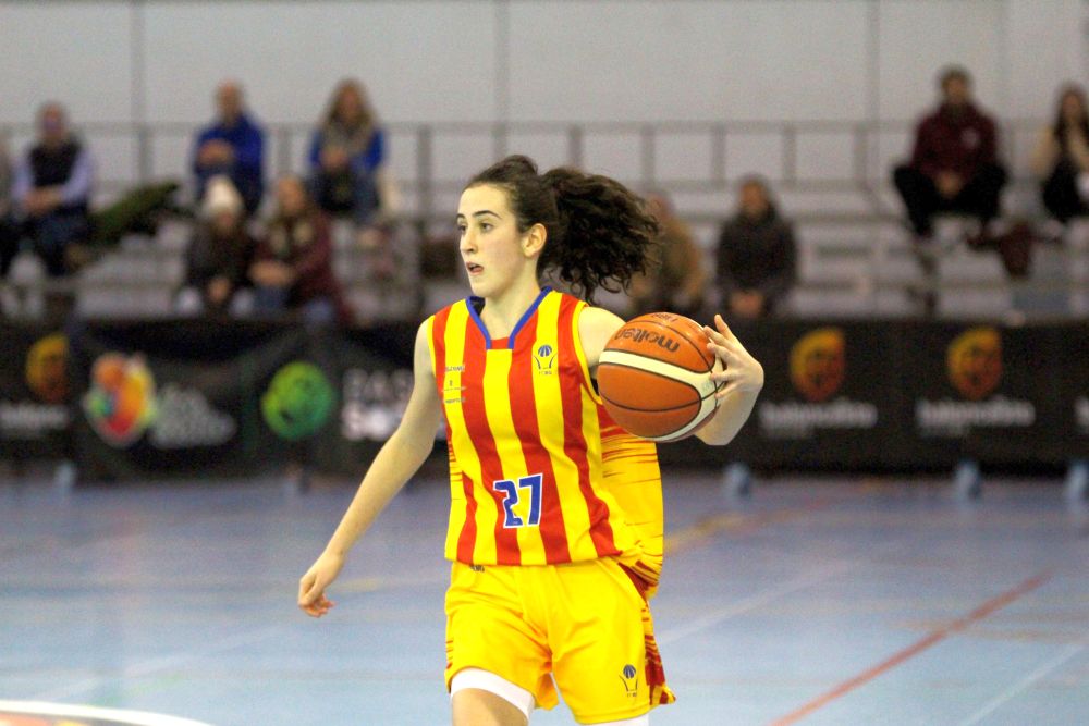 Míriam Vilafranca es penja la medalla d'or amb la selecció catalana