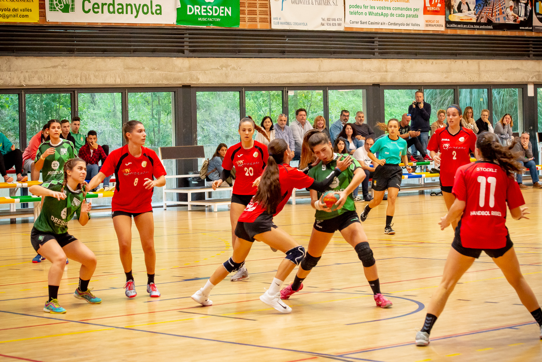 Treballada victòria de l'handbol femení contra l'OAR Gràcia