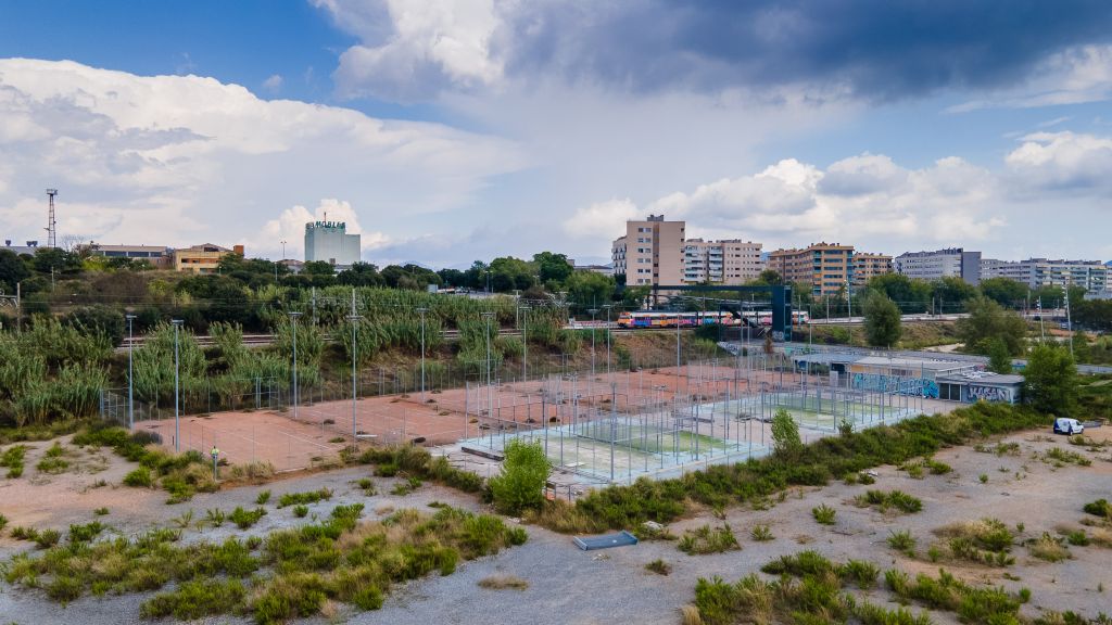 Llum verda del Ple a les pistes de tennis i pàdel al CEM Riu Sec