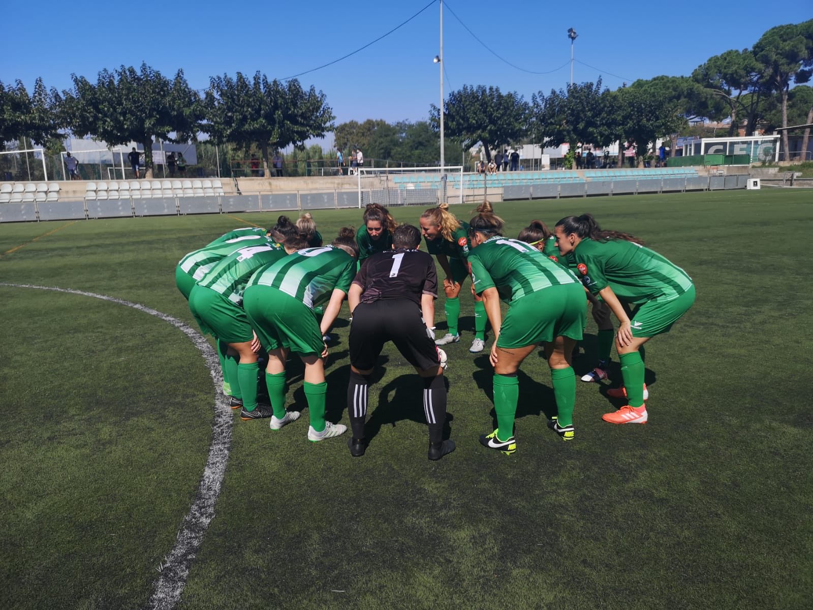 Empat a 3 davant la Penya Blanc i Blava de la Roca