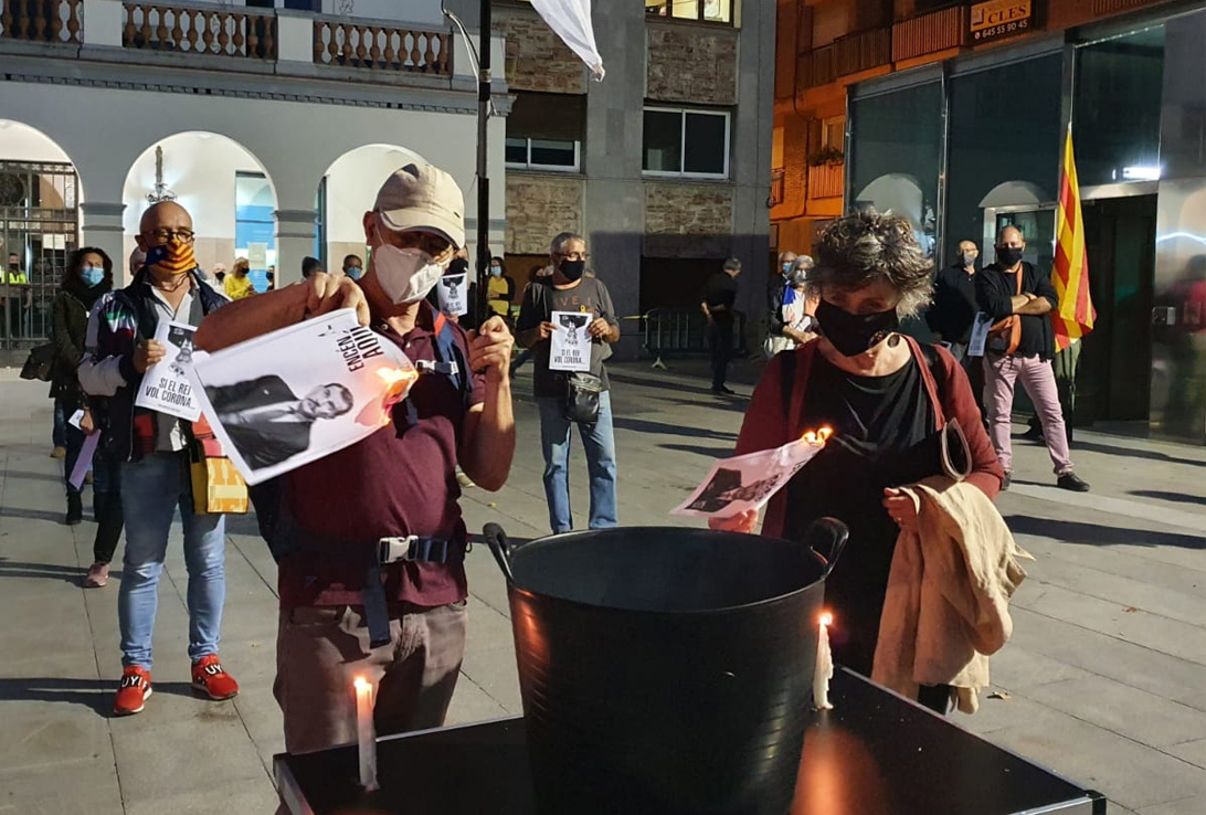 L'ANC crema fotografies de Felip VI com a protesta per la seva visita a Catalunya