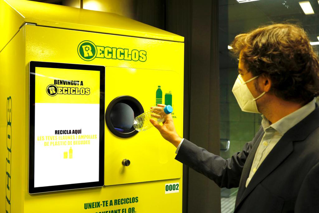 Ecoembes i FGC implanten màquines que recompensen per reciclar a les estacions