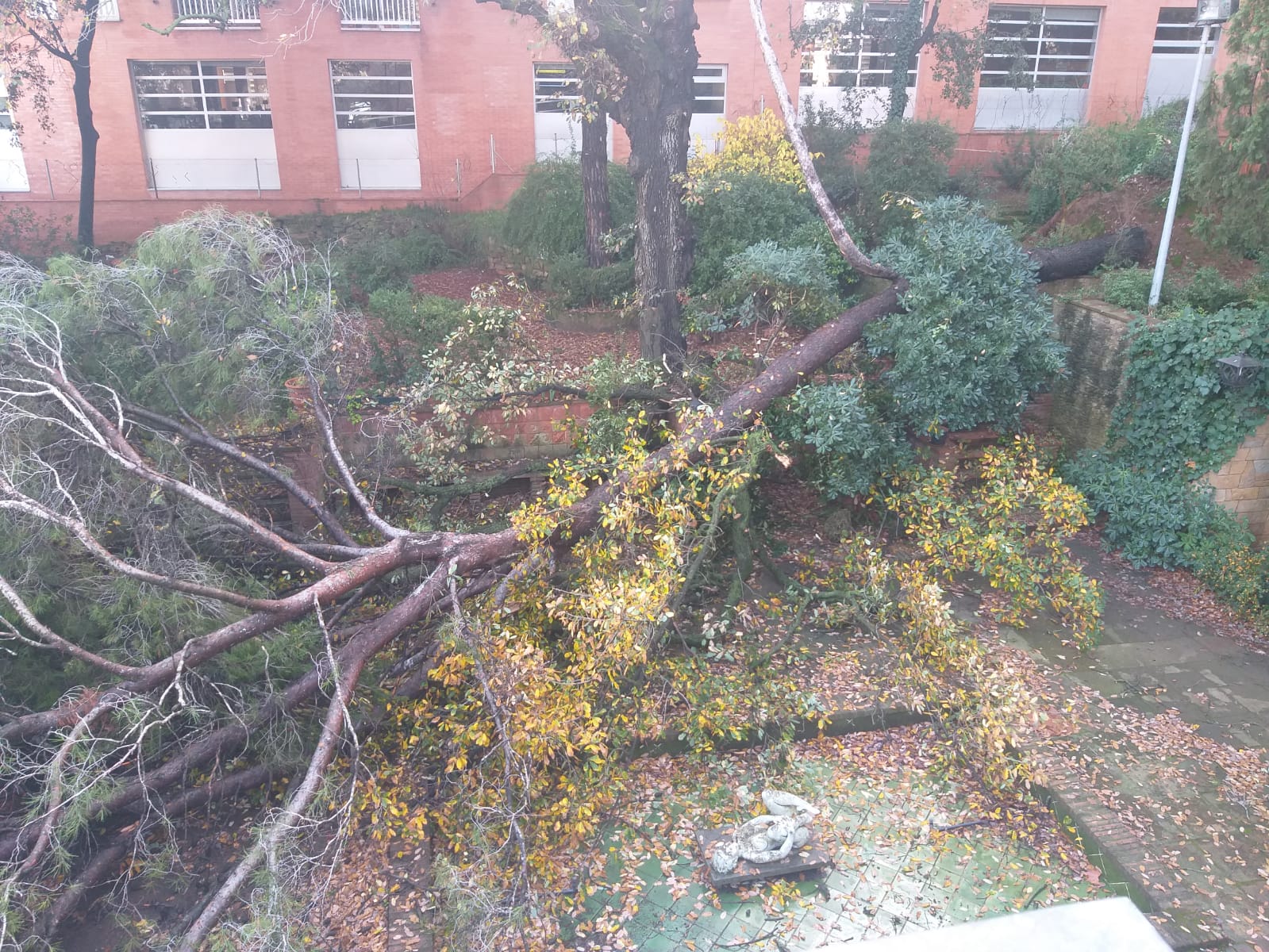 Un aiguat amb 300 l/m2 provoca inundacions i talls a tren,  carreteres i subministrament elèctric