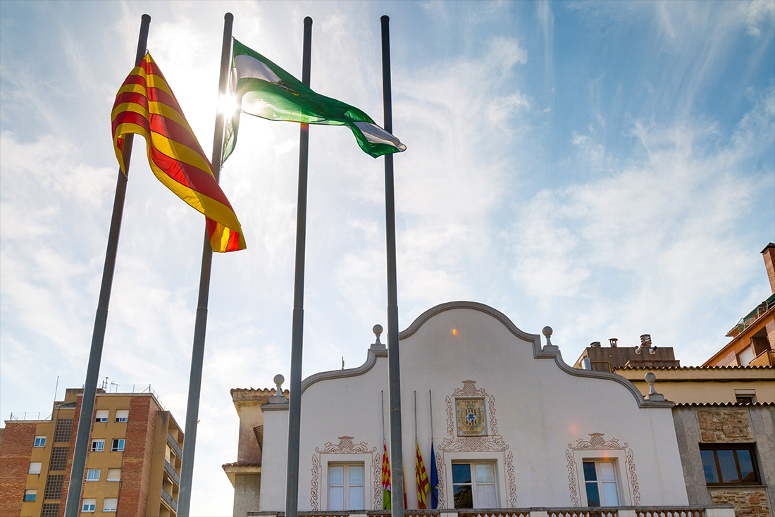 Cerdanyola commemora el Dia d'Andalusia onejant la bandera verd-i-blanca