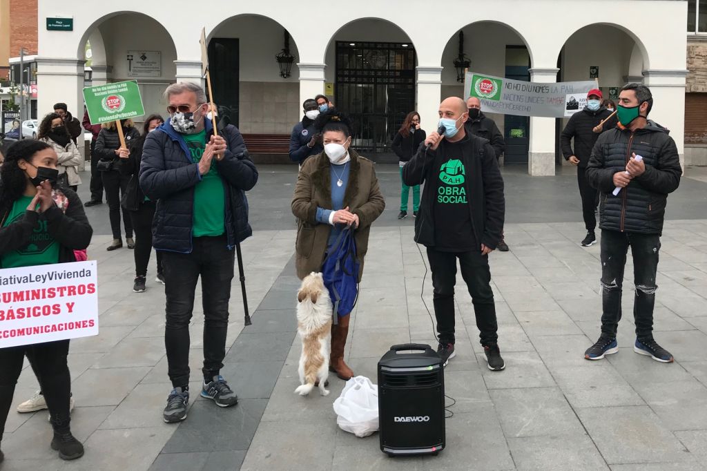 La PAH reclama un habitatge digne en règim de lloguer social per al veí de Cerdanyola Antonio Mira