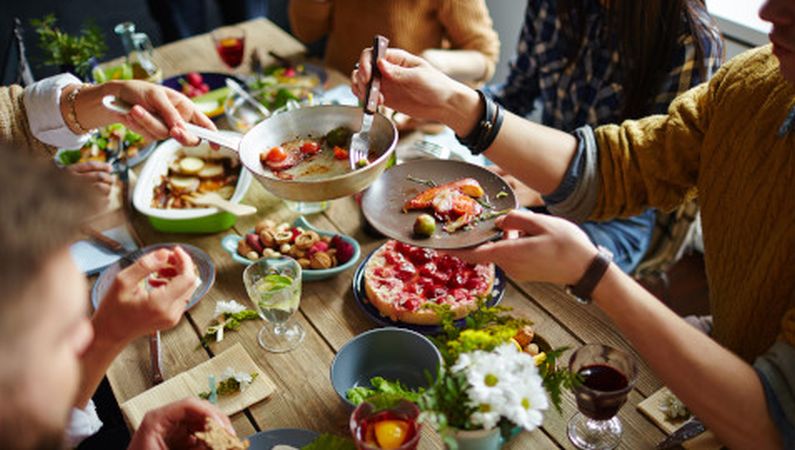 Un equip de recerca de la UAB conclou que menjar en família influeix en uns millors hàbits d'alimentació de les persones adolescents