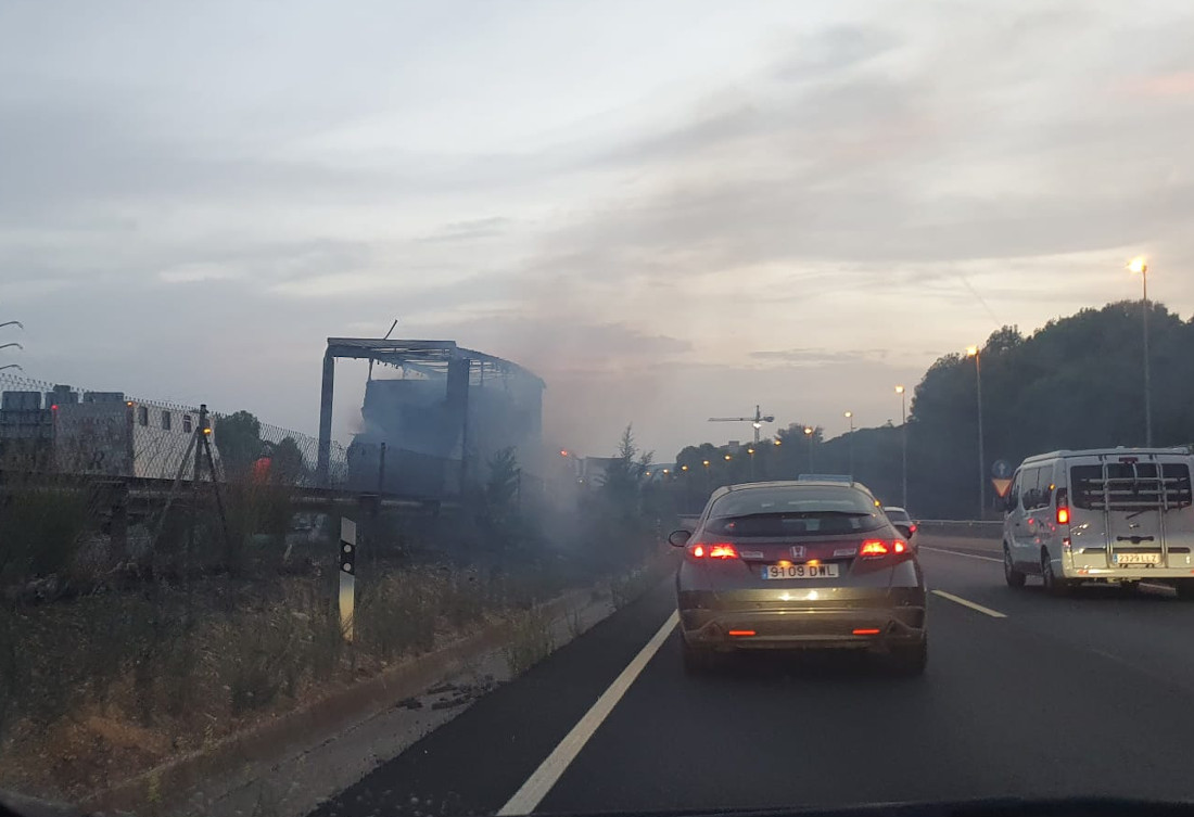 Obren el pas a l'AP7 després d'estar tallada al trànsit per retirar un camió incendiat